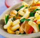 Мясной салат с макаронами