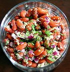 Салат из фасоли с сухариками