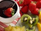 Фруктовый салат с шоколадным соусом