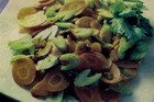 Салат из сельдерея, яблок и орехов