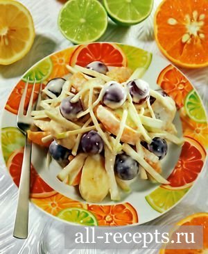 Фруктовый салат из бананов, яблок, мандаринов и винограда