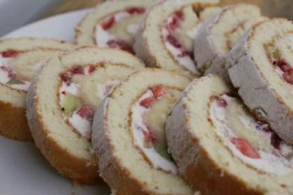 Рулет со сгущенкой и фундуком.