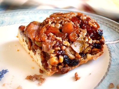 Яблочный пирог с корицей и изюмом