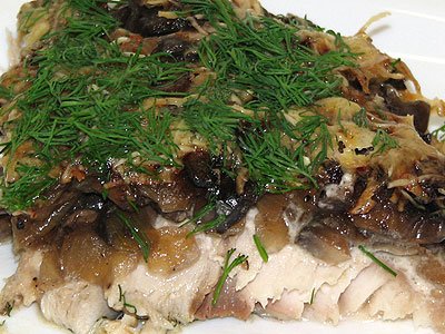 Скумбрия, запеченная с луком
